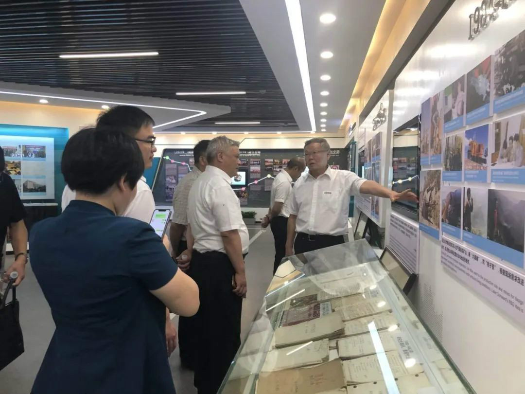 湖南黄金集团董事长黄启富一行考察山河智能