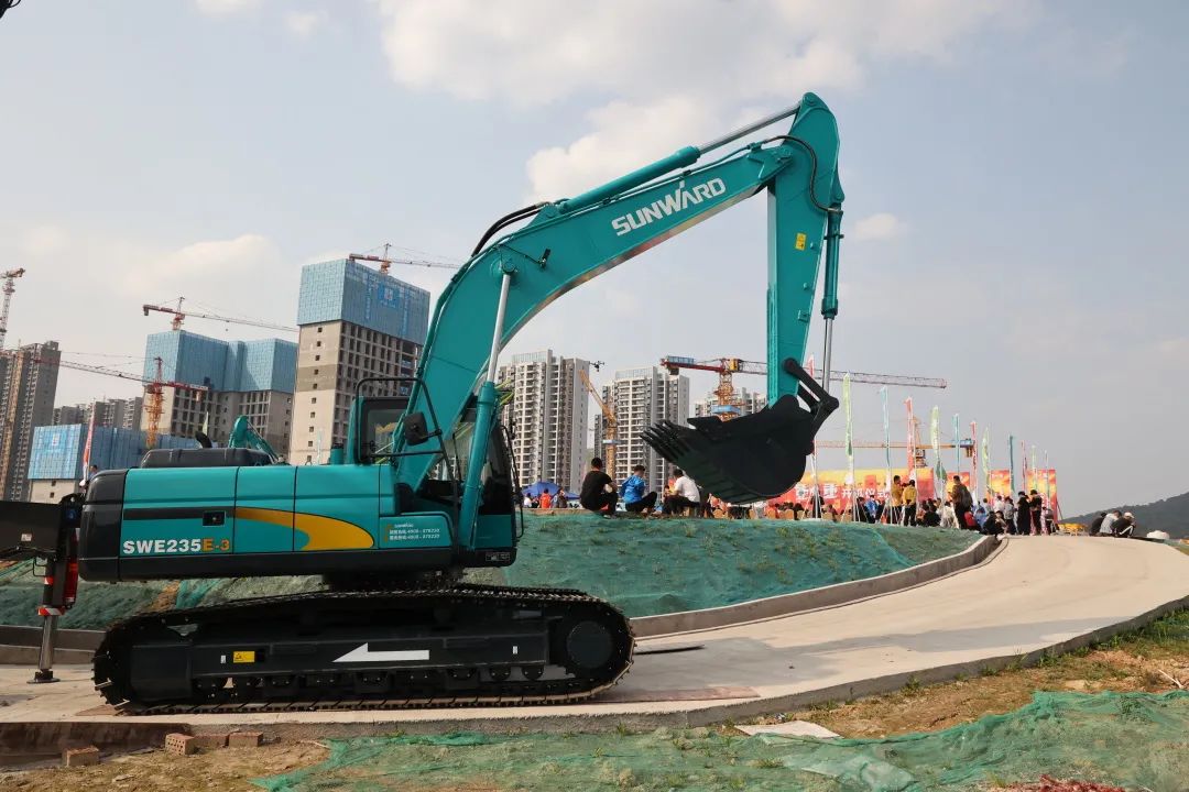 硬实力+软名片!山河智能协拍电视剧《重中之重》开机