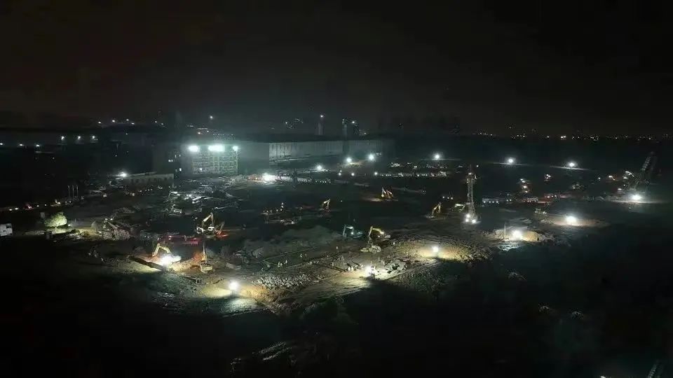 冲锋一线显担当！山河智能挖掘机助力长沙方舱医院建设