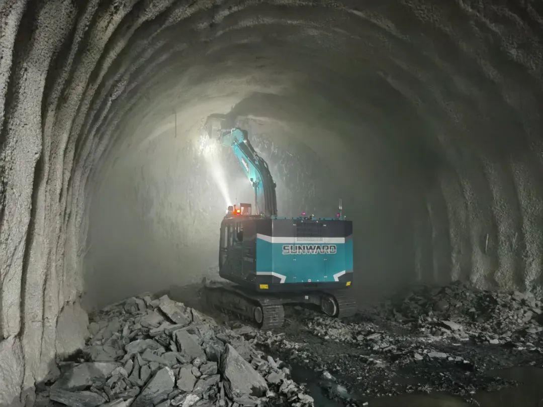 征战川藏铁路!山河智能新一代电动挖掘机成功交付