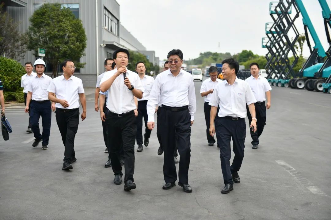 国家应急管理部郭治武局长一行考察山河智能无人化应急救援装备