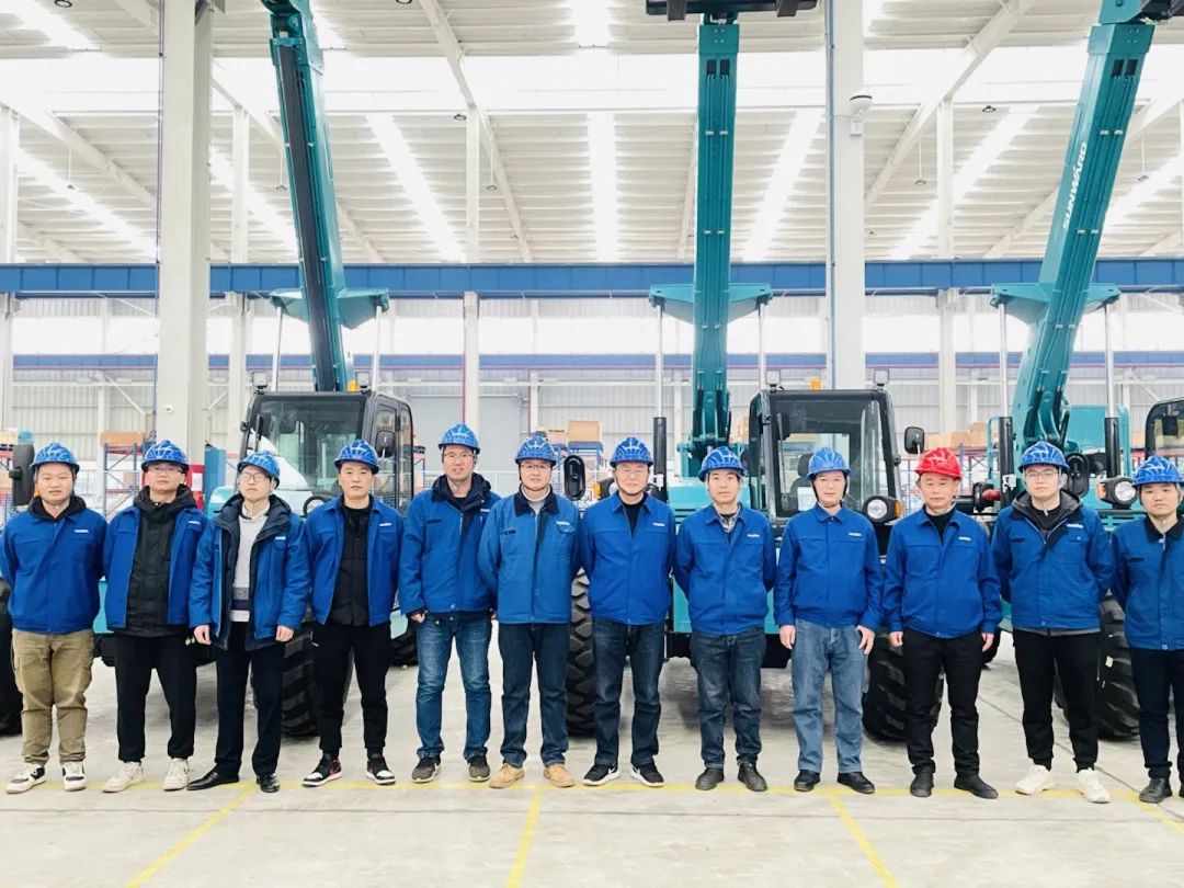 “兔飞猛进”添新品!山河智能两款伸缩臂叉装车同时下线