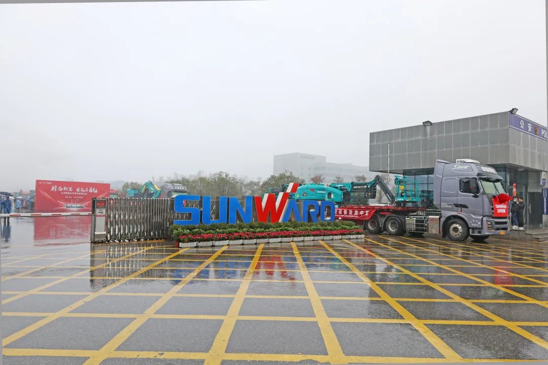 新局新篇,宏兔启航!山河智能超200台套设备集中发货