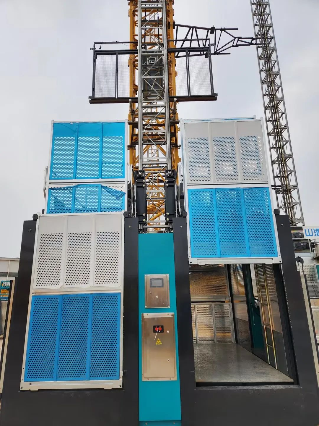 科技显能、再添新品!山河江麓智能施工升降机成功下线