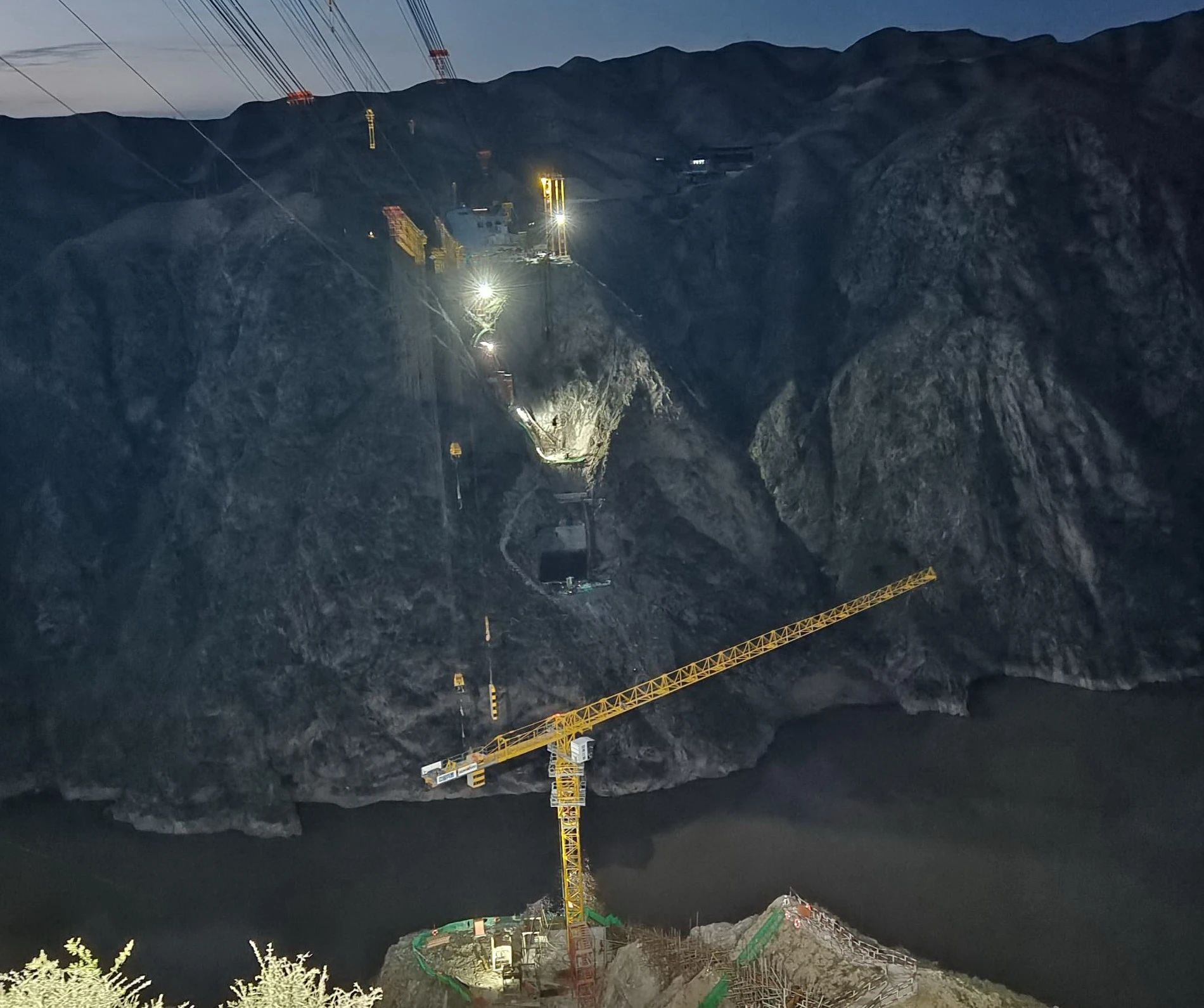 一桥通南北，群岭变坦途！山河江麓塔机助建洮河大桥