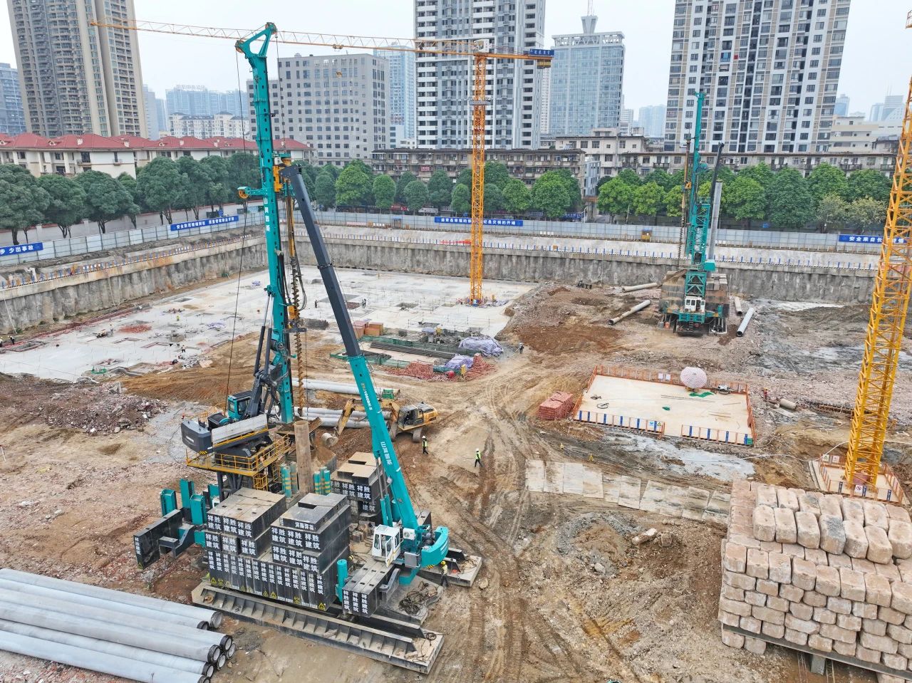 “绿巨人”显神威!山河智能引孔式静力压桩机助建“绿城”南宁民生项目