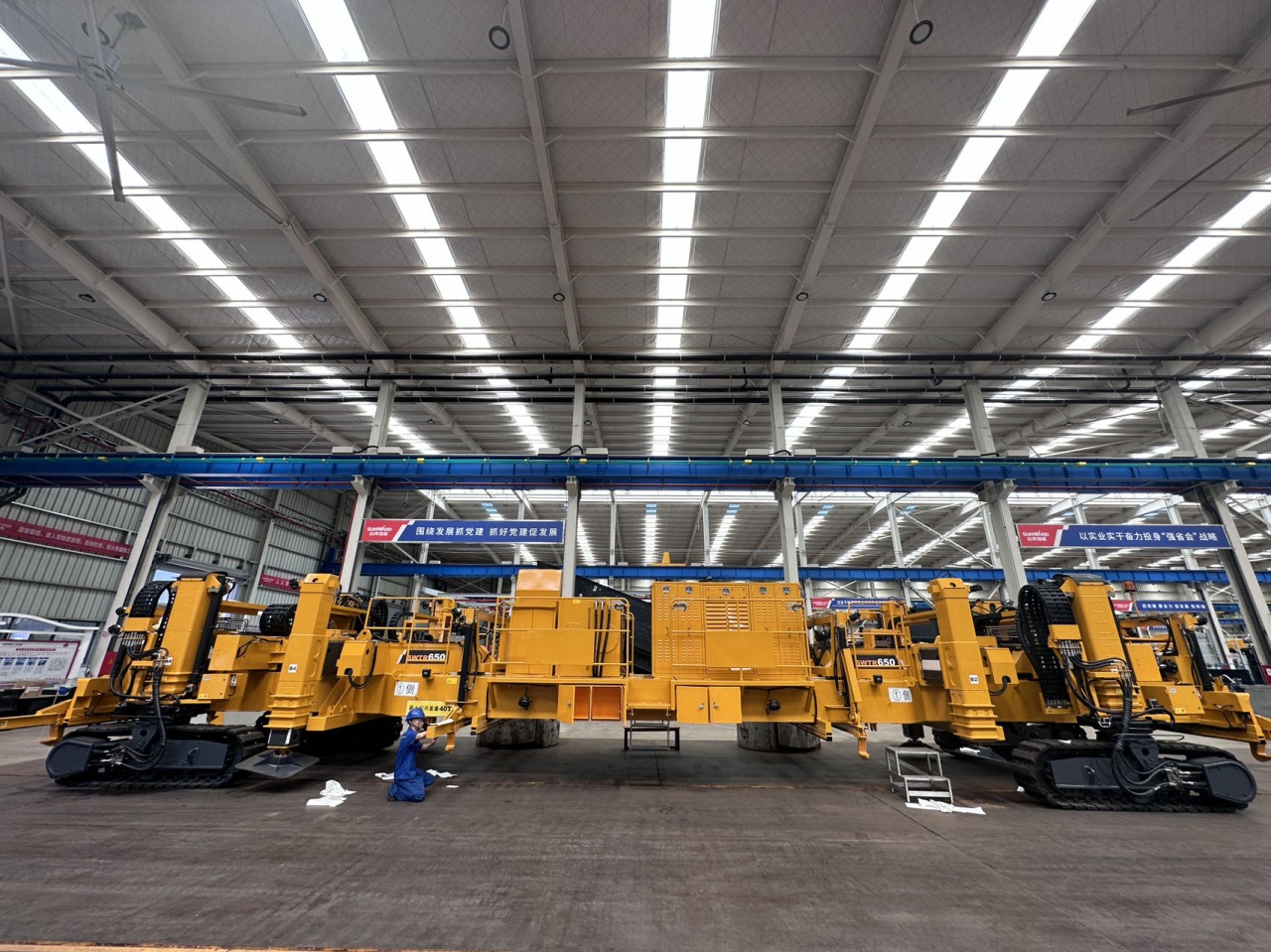 CPH-30J道岔铺换机组全球发布!山河智能与宝鸡中车时代共绘铁路装备新篇章!