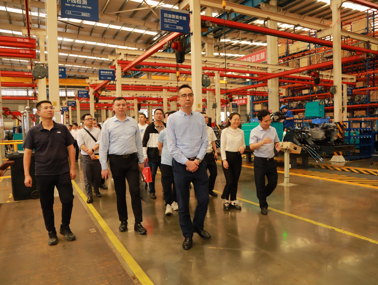 湘潭市工信局带队莅临山河智能开展智能制造现场观摩交流活动