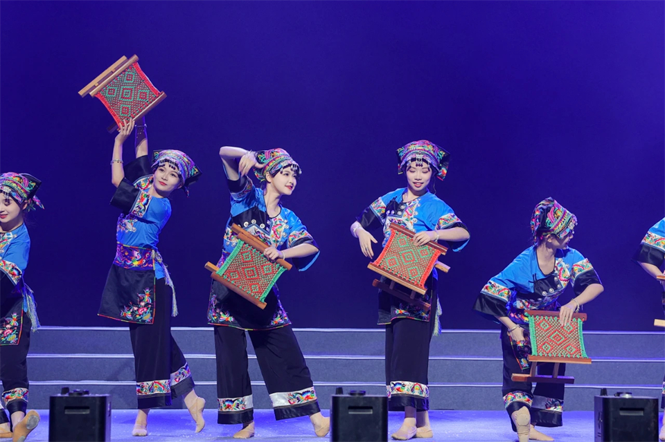 创新引领价值 理想成就未来——庆祝山河智能成立25周年表彰大会暨文艺晚会隆重举行