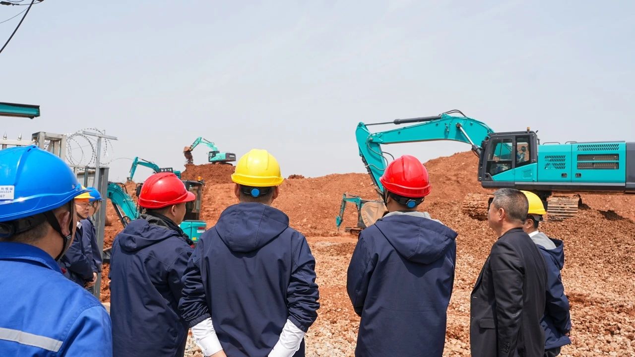 聚焦市场需求，山河智能三款精品工程液压挖掘机成功下线