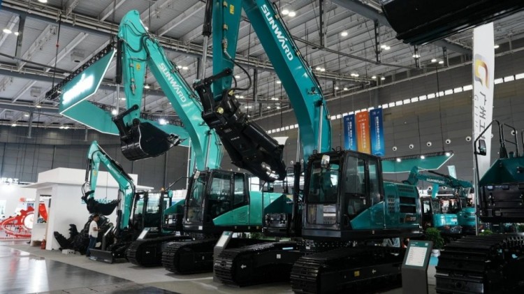 2025 CICEE | 打造极致精品化，山河智能挖掘机“圈粉”长沙展