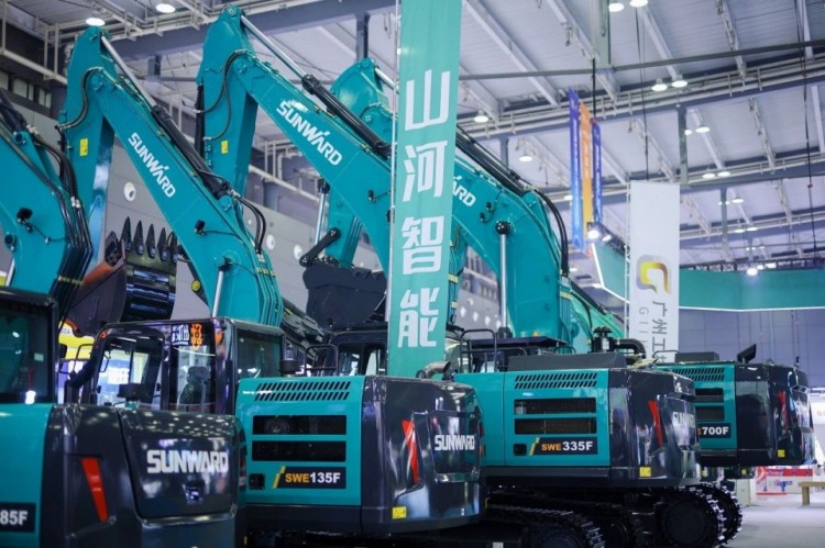 2025 CICEE | 打造极致精品化，山河智能挖掘机“圈粉”长沙展