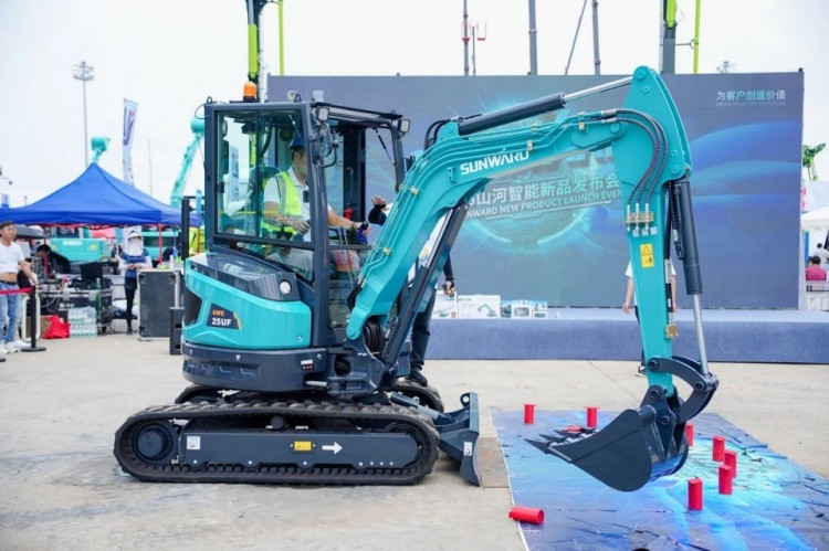 2025 CICEE | 打造极致精品化，山河智能挖掘机“圈粉”长沙展