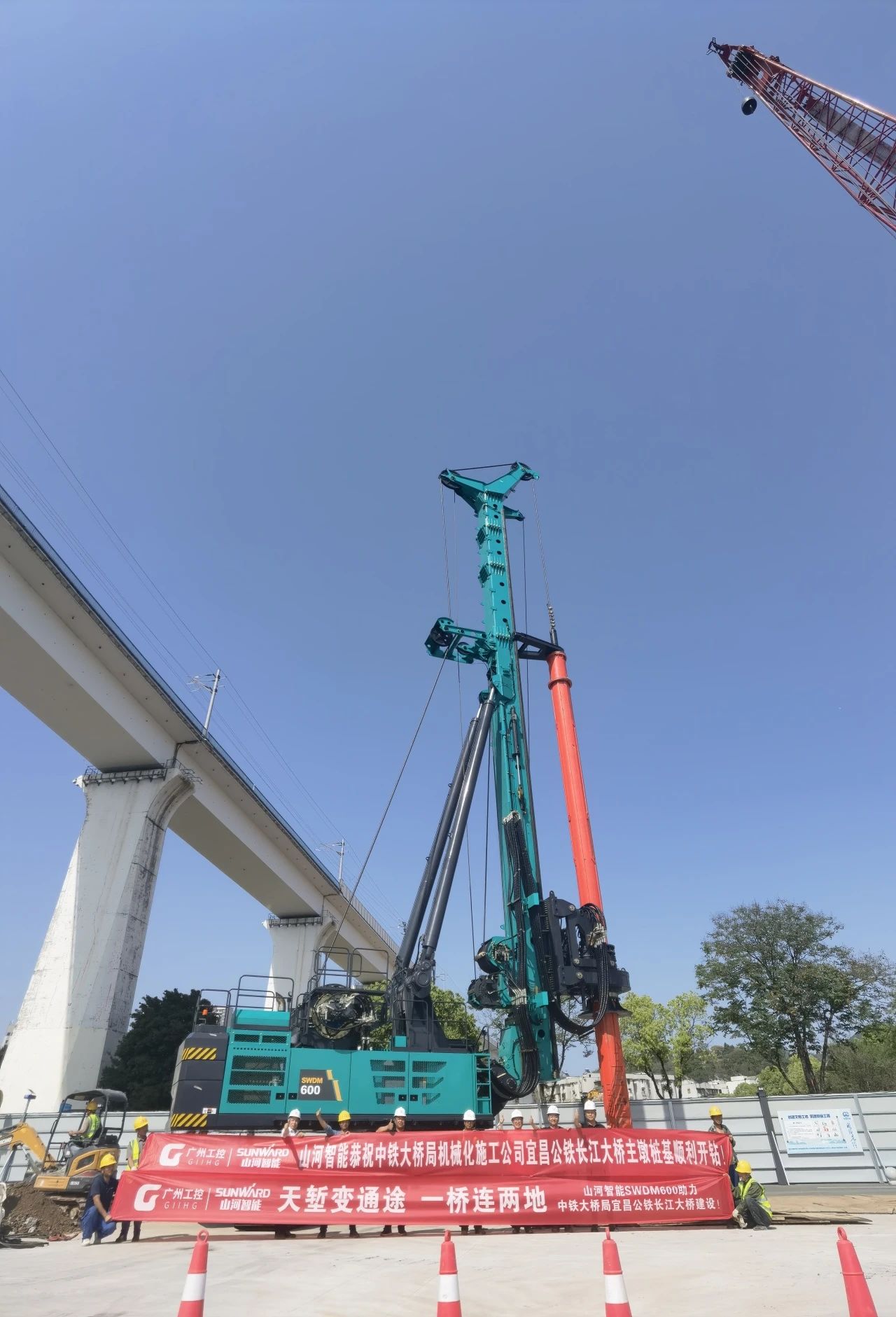再战“世界级工程”！山河智能旋挖钻机助力宜昌长江公铁大桥建设