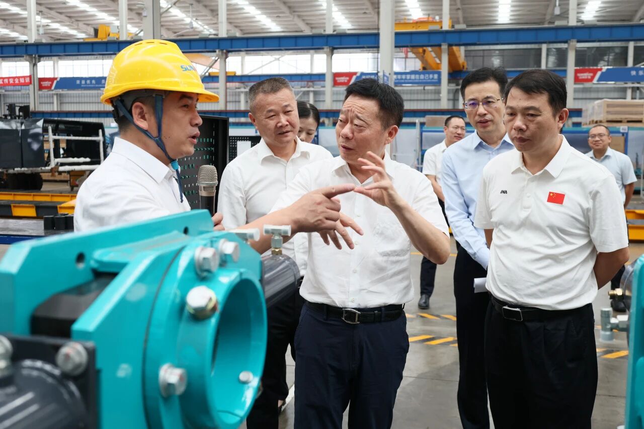 湖南省政协副主席、省工程机械产业链链长何寄华调研山河智能