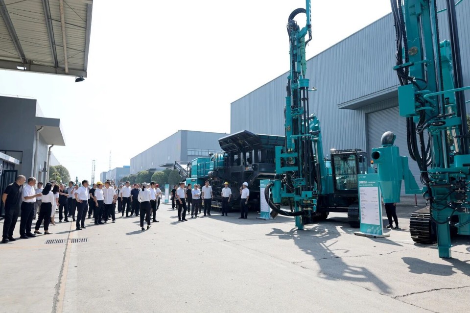 斜井开挖钻护一体化装备成功下线,实现地下ug环球会员注册重大突破