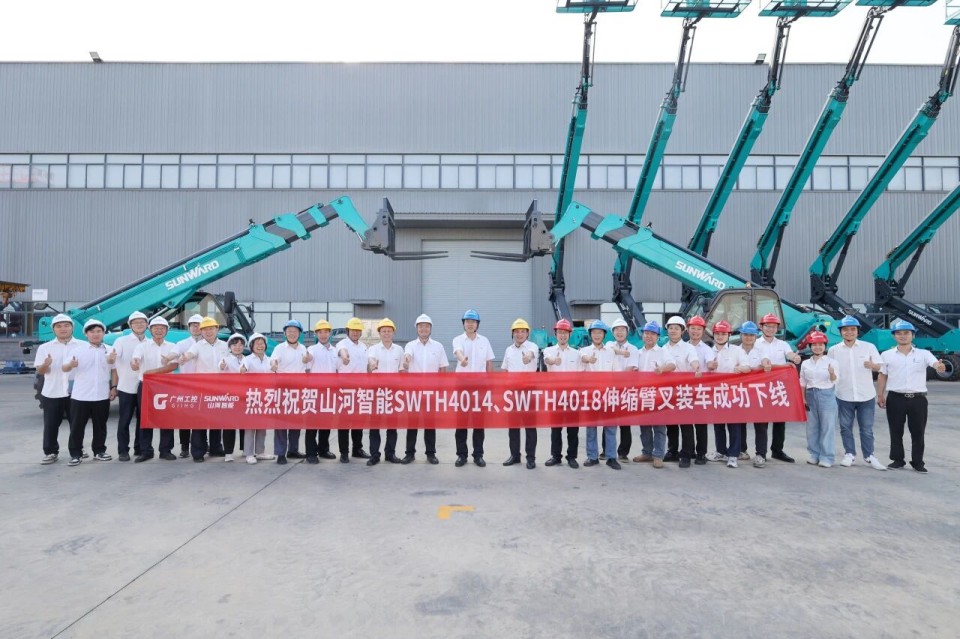 高端机型“双箭齐发”!山河智能两款伸缩臂叉装车成功下线