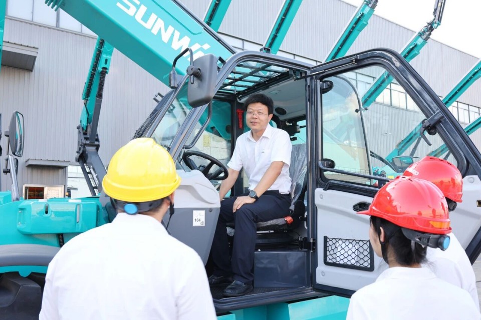 高端机型“双箭齐发”!山河智能两款伸缩臂叉装车成功下线